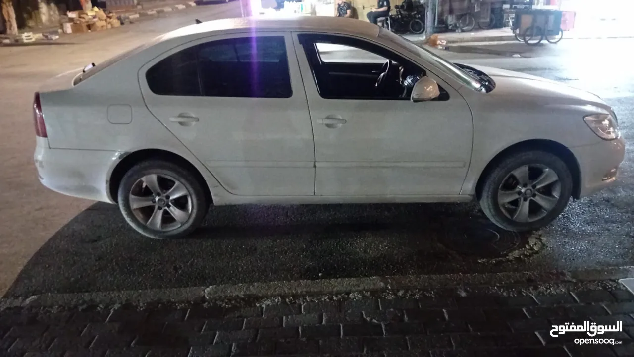 سيارة سكودا اوكتافيا لون ابيض ناقل حركة يدودي لا يجود ضربات قوية او قص محرك شغال مية بالمية وكل شي