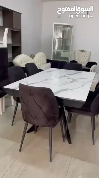 طقم كنب مع طاولة وسط وبترينا وطاولة سفرة ومزنون