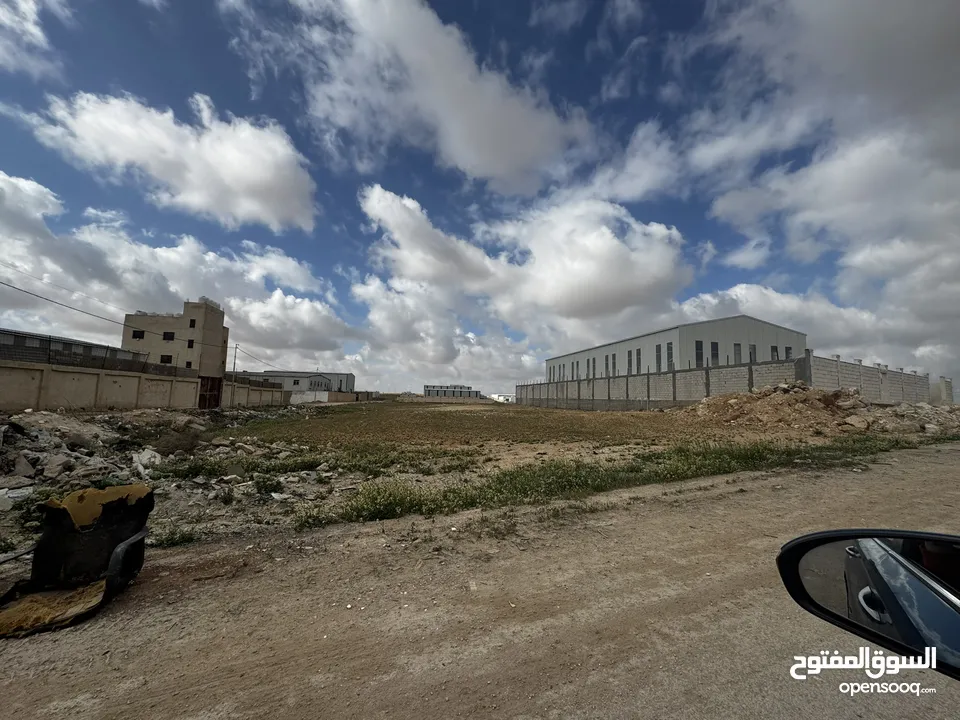 أرض للأيجار أو الاستثمار تصلح لبناء هنجر و مستودعات او كراج شاحنات خلف مقبرة المسيحية قرب الترخيص