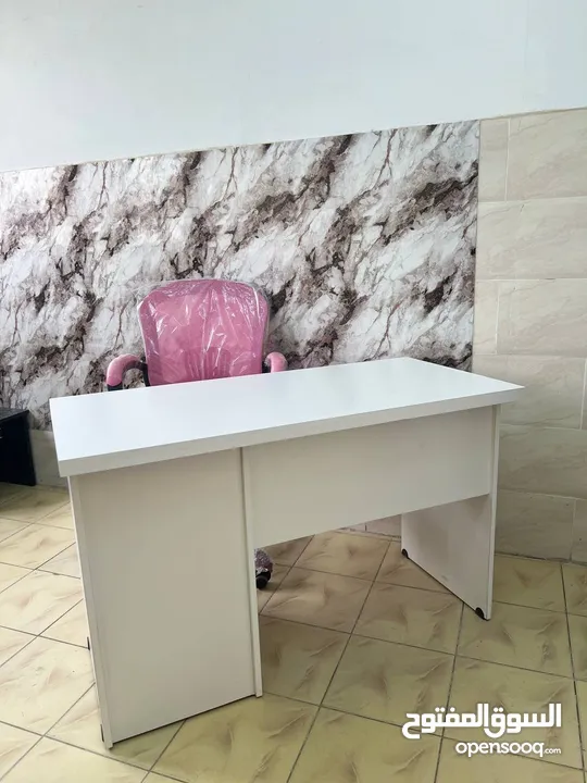جهّز زاوية عملك براحة وأناقة! مكتب عملي أنيق كرسي دوّار مريح يدعم ظهرك لساعات العمل الطويلة،