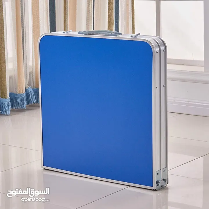 طقم الطاولة والكراسي القابل للطيّ وصل وبقوة طقم كامل، خفيف ومتين، بيفتح بثواني وبيخزّن بسهولة!