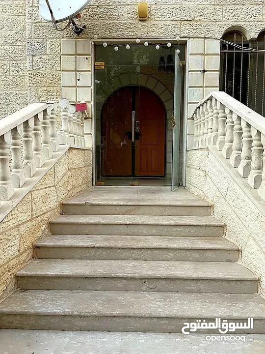 شقة في عمارة طابق اول ارضي مطل عالشارع مباشرة