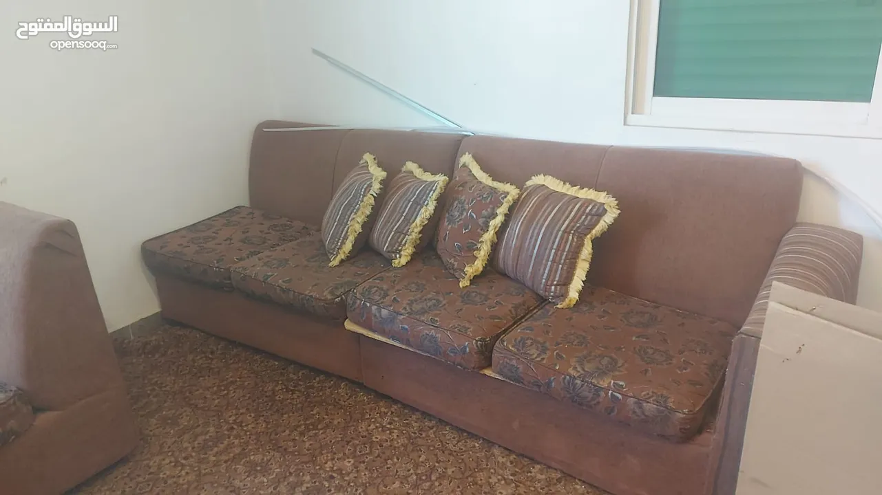 طقم كورنر بحال جيده وسرير تخت فندقي وتلفزيون صغير