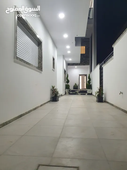 منزل ثلاث أدوار وملحق جديدة راقية داخل المخطط في مدينة طرابلس منطقة زناته جديده