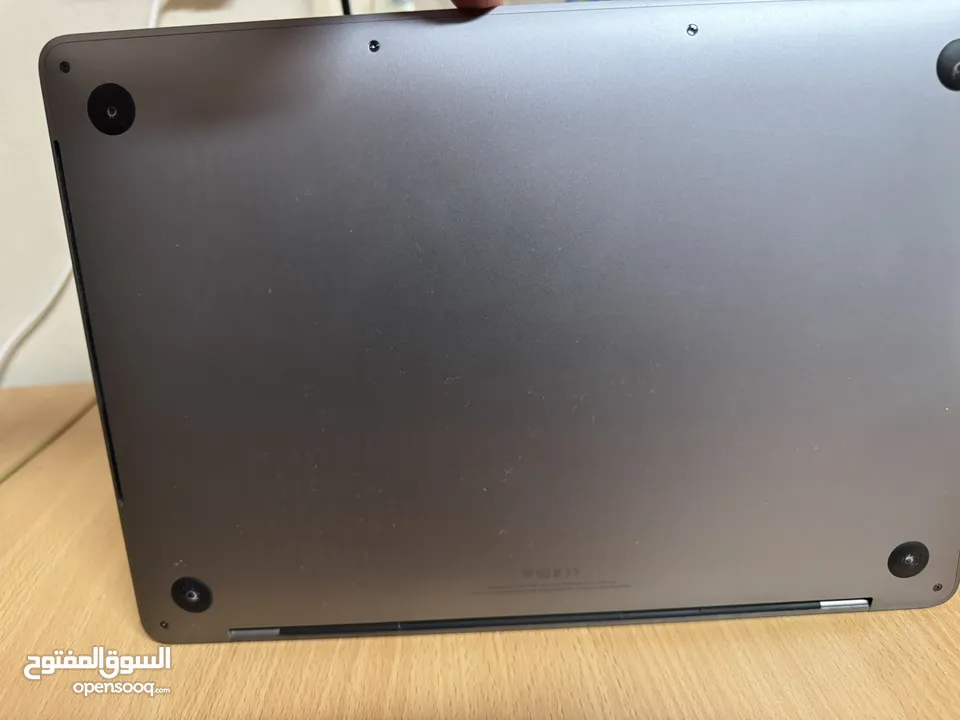 لابتوب  ابل نظيف غير مخدش موديل 2019	•	الرام: 8GB DDR4 – مناسب لتعدد المهام والاستخدام اليومي