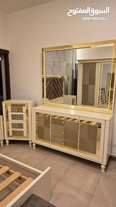 غرفة نوم  بحالة الوكالة  استعمال خفيف لا يذكر  خشب  لاتية (18)  تصميم أنيق وعصري