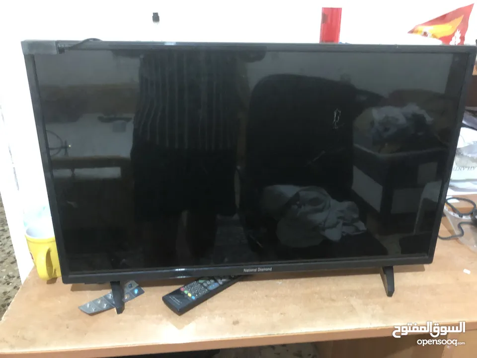 شاشة تلفزيون lcd 32 مع كامل اغراضها