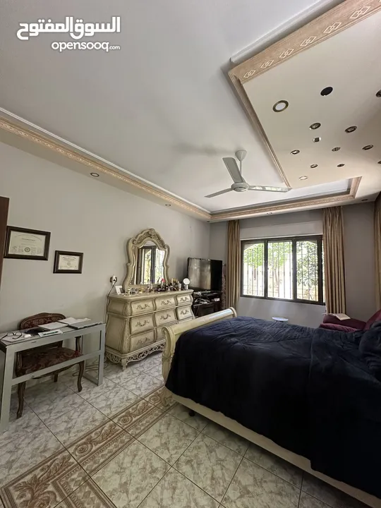 فيلا للإيجار/ للبيع بإطلالة جميلة جدا Villa for rent/sale with beautiful views and amenities!