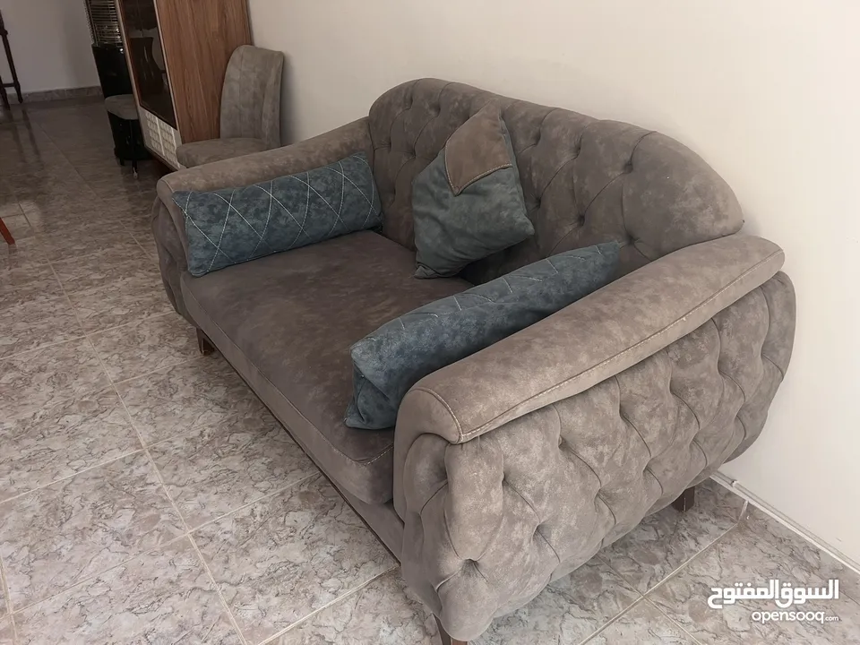 طقم كنب للبيع استعمال بسيط بحالة ممتازة