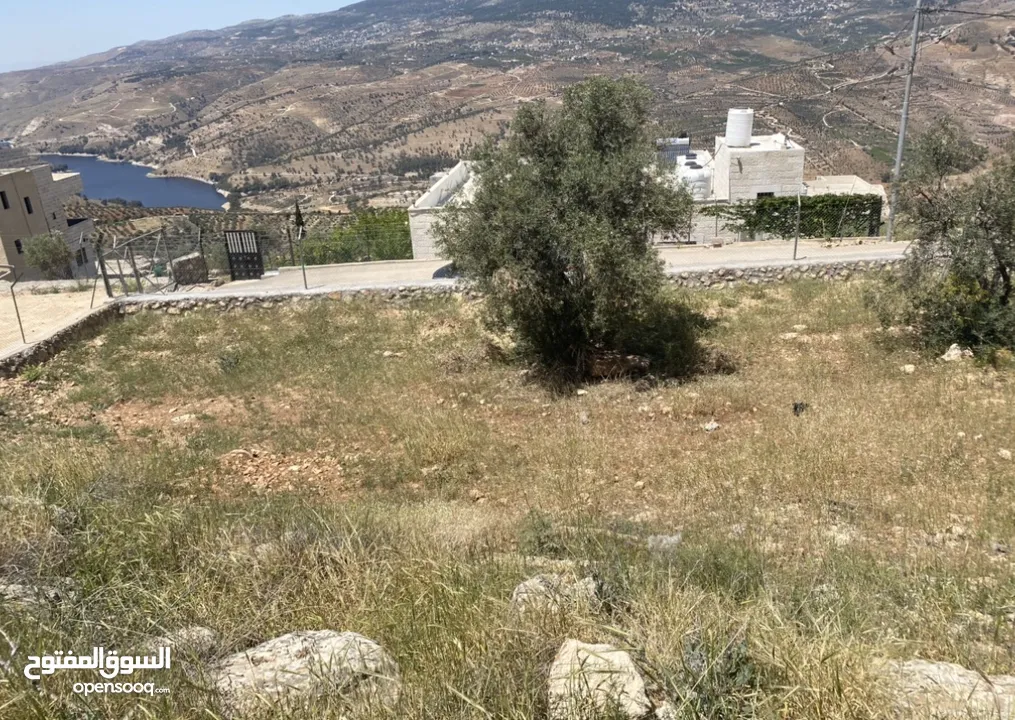 للبيع قطعة أرض بإطلالة مميزة على سد الملك طلال