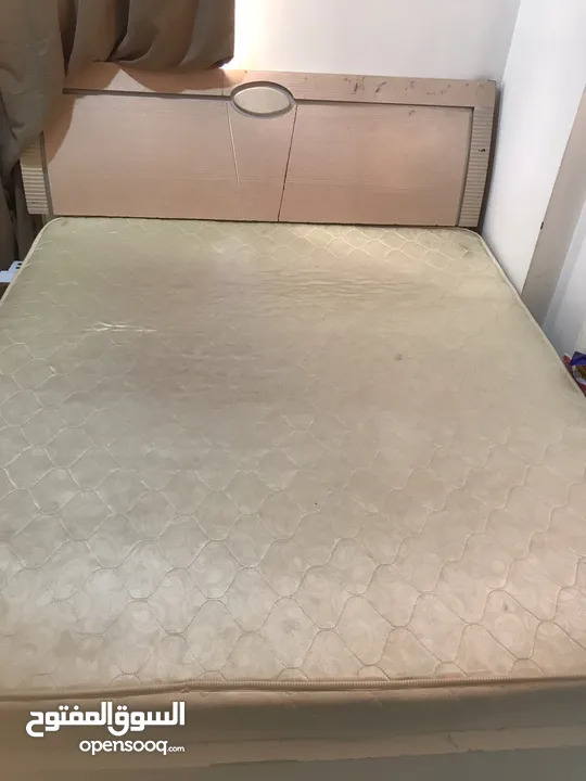 سرير مع مرتبه.  ومرتبه شبه جديده ‏Bed and mattes. bid mattress like new