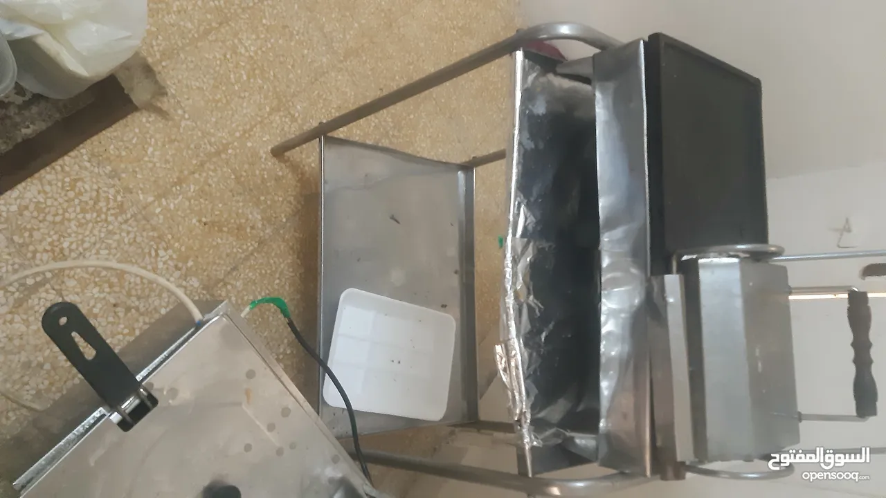 بالمري كهرباء ثلاثة جاطات و طاولة عرض وتحضيرستيل وجرل وتست غاز مع طاولة ستيل ومقلة بطاطا كهرباء