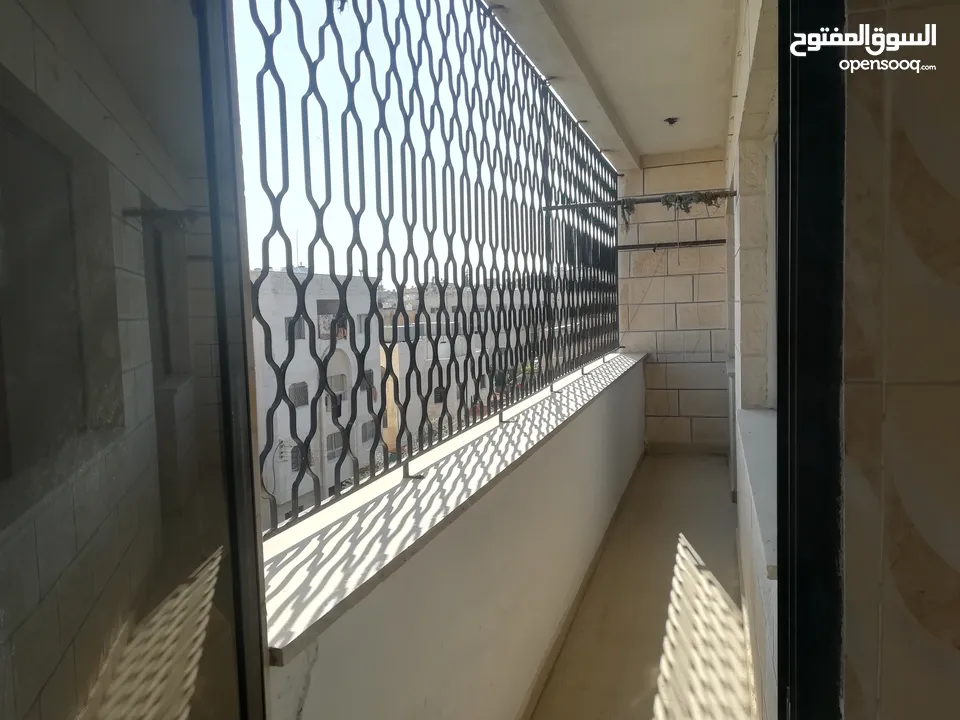 شقة  طابق ثالث للبيع في ضاحية الأمير حسن مساحة الشقة 136 متر مربع 3 غرف 2 حمام مطبخ صالون حرف L