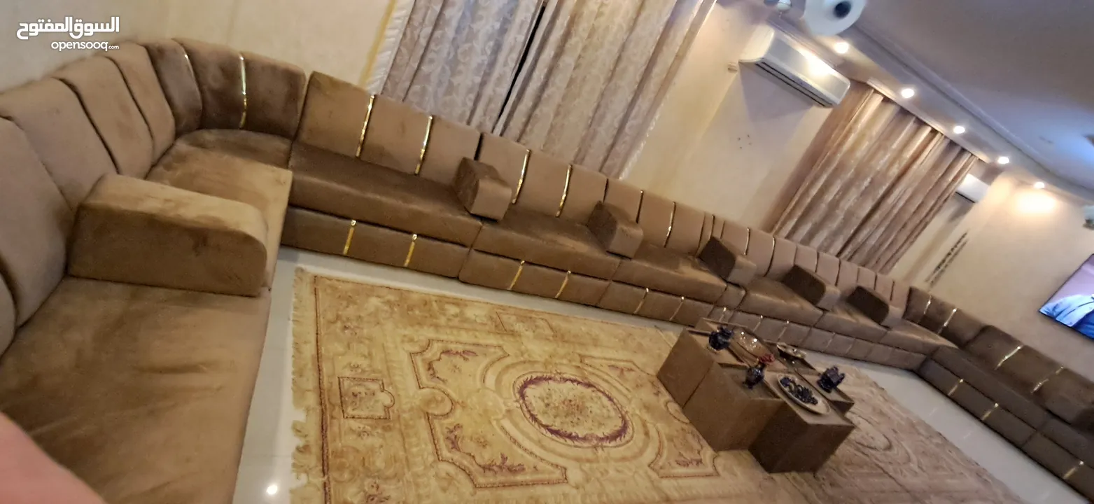 مجلس خليجى تفصيل بحال الوكاله للبيع فى اربد 34 مقعد بغطى 21 متر طولى