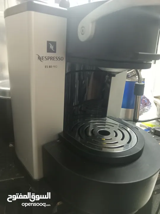 ماكينة نيسبريسو أصلية جديده بالكرتون وكتب التشغيل وماكينة طحن قهوه بحالة الجديده