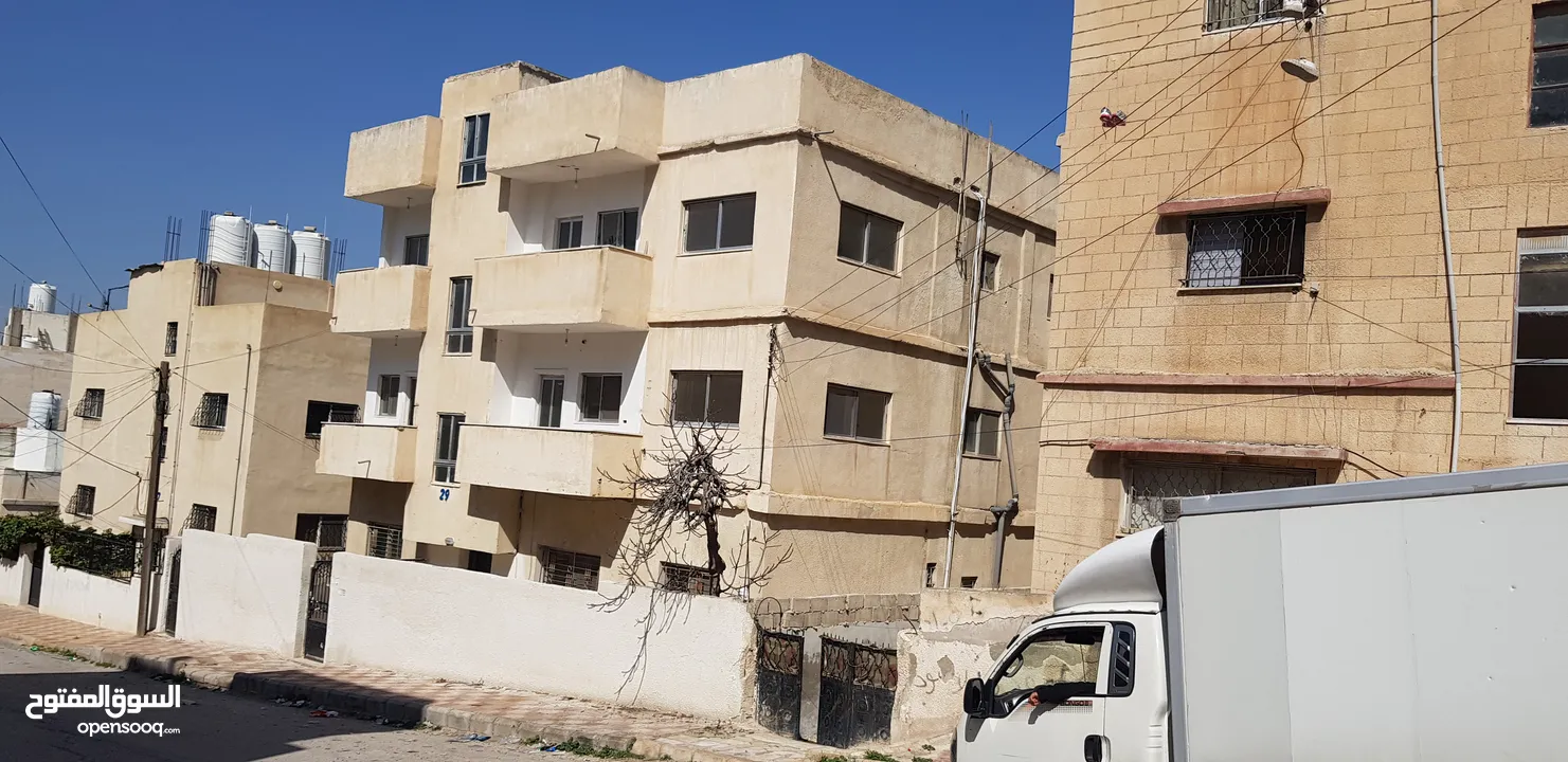 عمارة من اربع طوابق العمارة فارغة