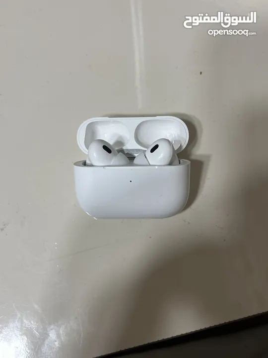 سماعة airpods pro 2 ممتازه استعملتها تقريبا مرتين و معها شاحن و الحمايات تبعون الاذن