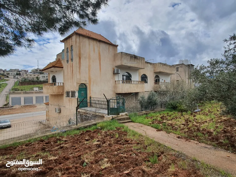 عمارة تجارية و سكنية  في جرش للبيع العمارة على شارعين    شارع رئيسي و شارع فرعي في منطقة حيوية