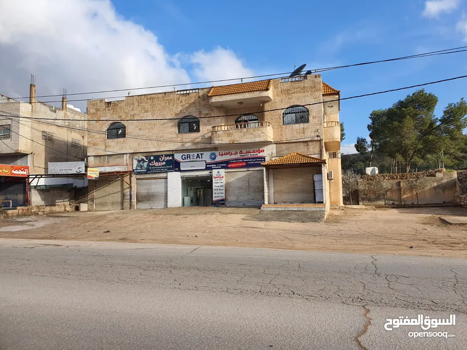 عمارة تجارية و سكنية  في جرش للبيع العمارة على شارعين    شارع رئيسي و شارع فرعي في منطقة حيوية