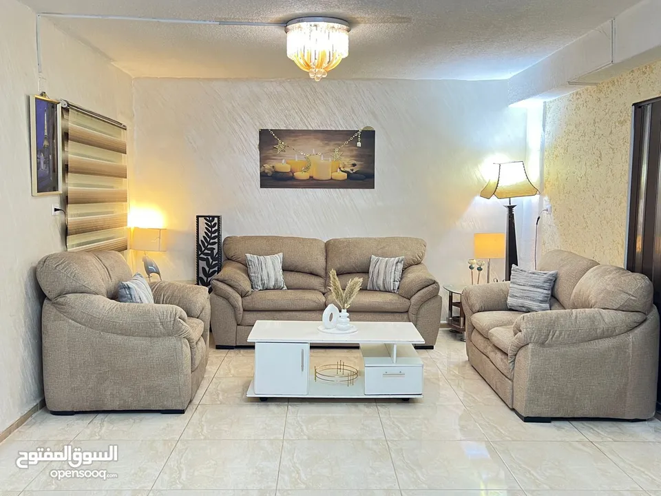 طقم كنب دب مستورد بحالة الوكالة جميل جدا وبسعر رائع حجم جامبو فخم جلسة واسعة ومريحة
