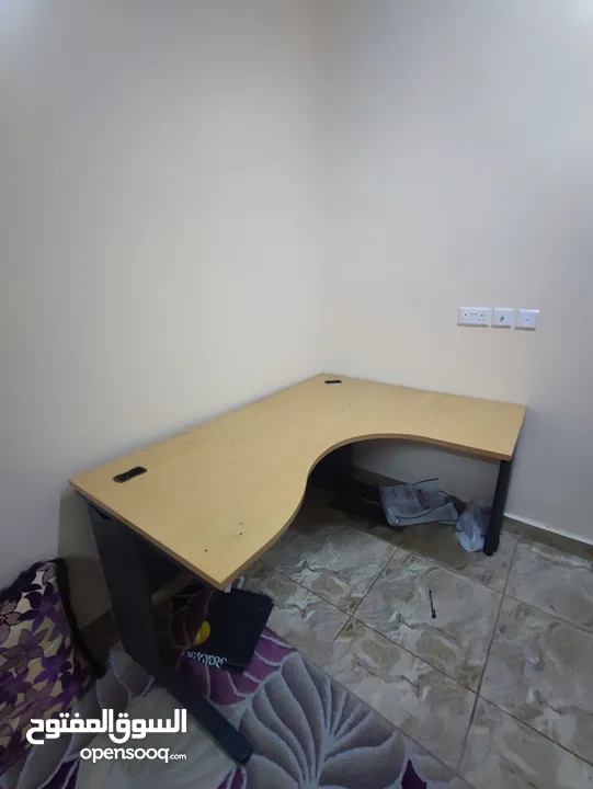 طاولة مكتبيه للبيع
