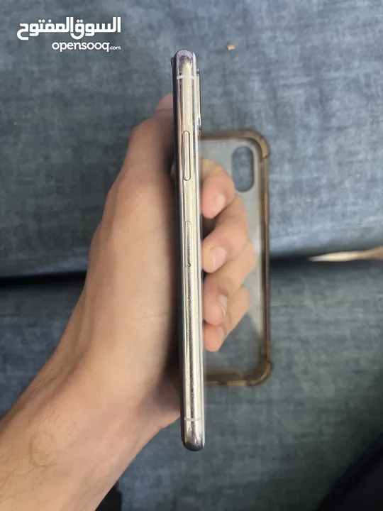 ايفون اكس  x ابيض بحالة ممتازه ،64 جيجاالبصمه تعمل ،كفاءه البطاريه 80