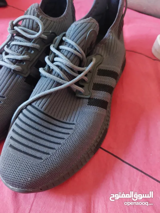 حذاء اديداس اصلي جديد لم يستعمل السعر ناررر35دينار مع توصيل