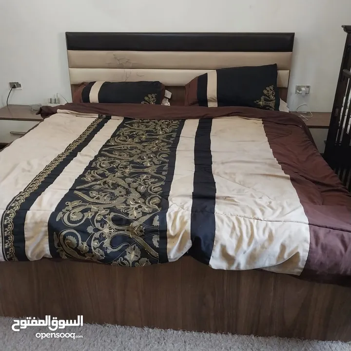 غرفة نوم بحاله جيده جدا