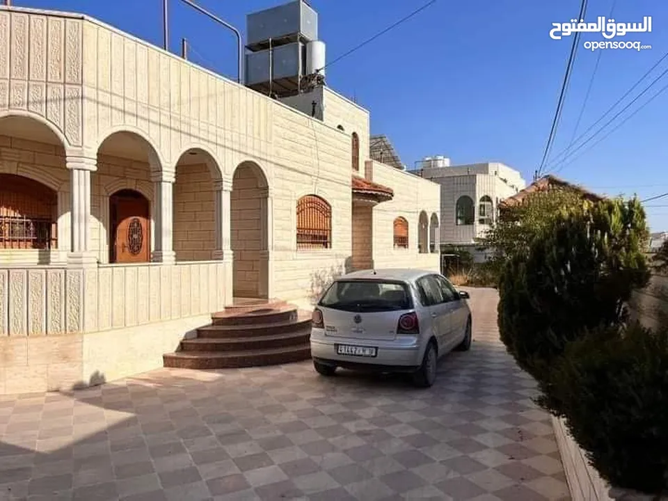 بيت مستقل ڤيلا جانبية مميزة للبيع في بني نعيم قضاء الخليل وعليه اطلالة جميلة جدا وفي منطقة مرتفعة