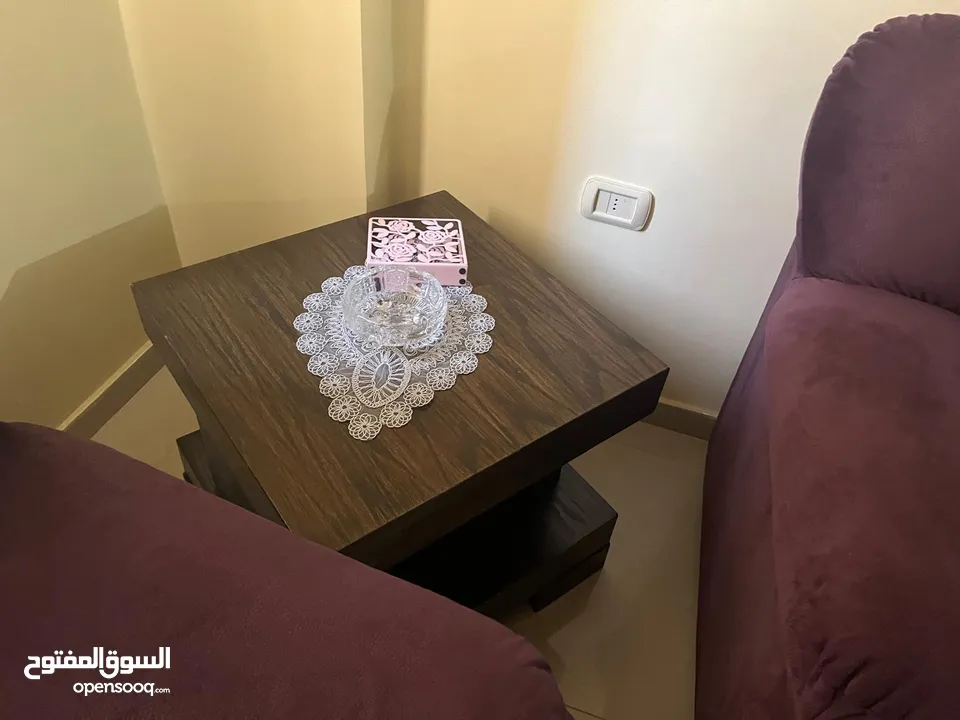 طقم كنب صالون مستعمل بحال الجديد لون بنفسجي  مقاعد 7 مع وجود طاولة وسط و طربزات خشب