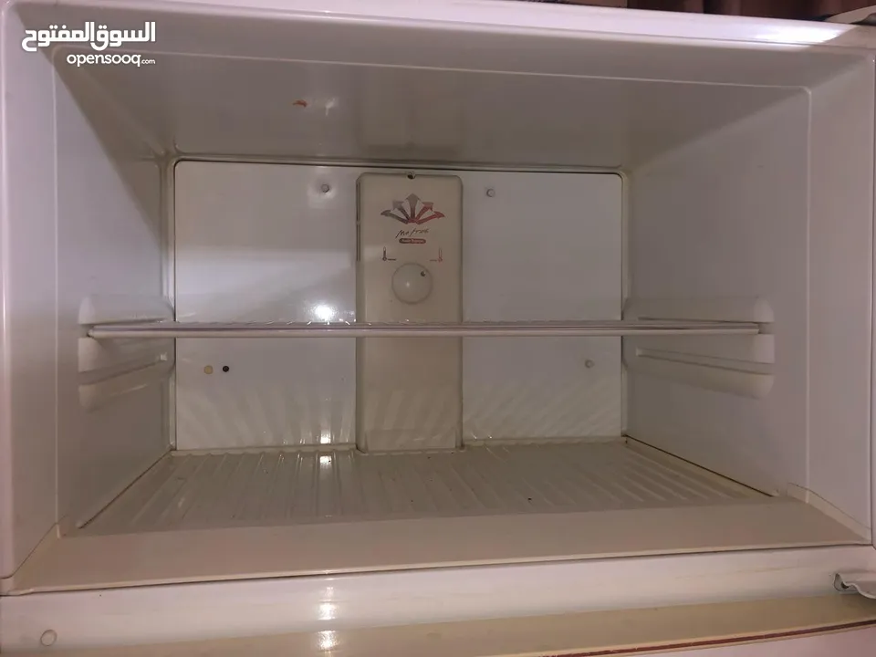 ثلاجة ما فيها ولا خدش بتجنن ونظيفة استعمال بسيط جدا السعر جيد وطري