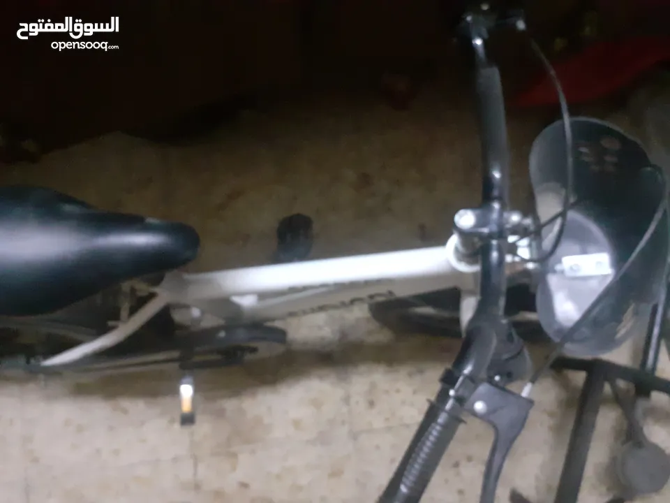 للبيع: دراجة هوائية للأطفال – جنط 16  دراجة هوائية بحالة جيدة جدًا، مناسبة للأطفال، لون أبيض أنيق. ج