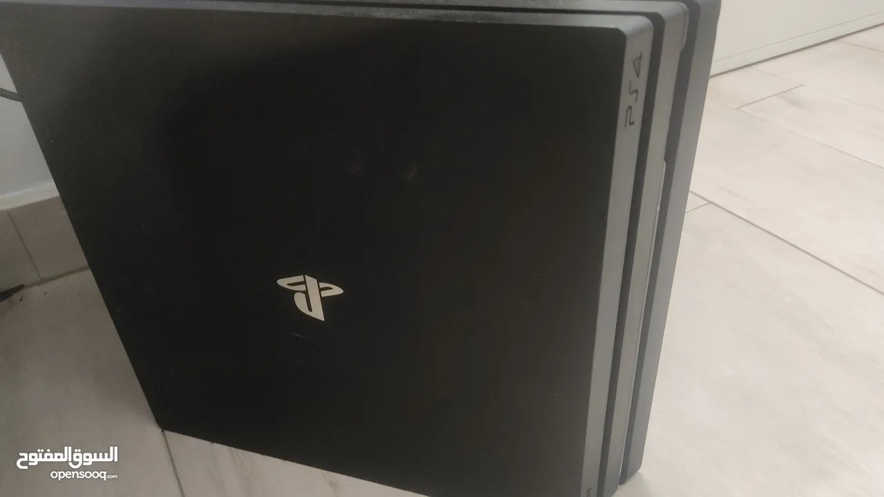 بلايستيشن 4 pro بحالة ممتازة