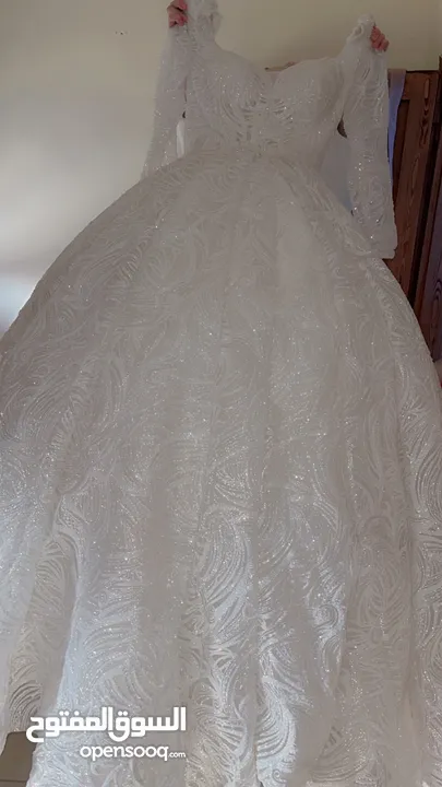 بدله عروس ابيضّ للبيع مع كامل التوابع لبسه واحده قابله للتفاوض و التوصيل متوفر للزرقا وتشمل كل شي