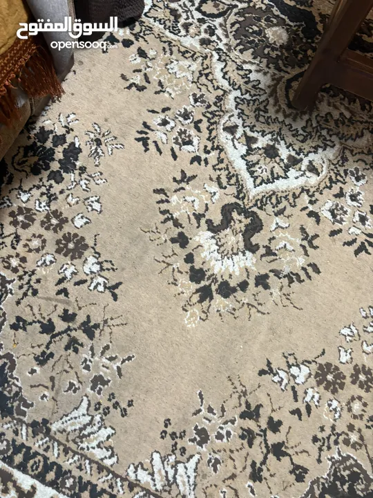 سجادة لون بني وبيج