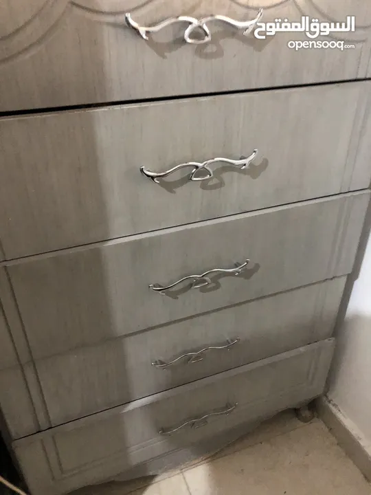 غرفة نوم لاتيه 2 كومادينة 1 ملحق خمس ادرج 1 بيرو وخزانه