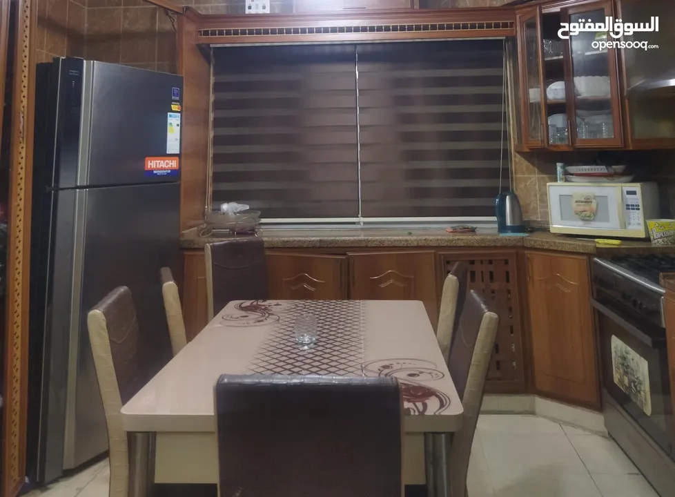 شقه للبيع في الزرقاء / جبل طارق _شارع الشلال قرب مدرسه رملة بنت ابي سفيان
