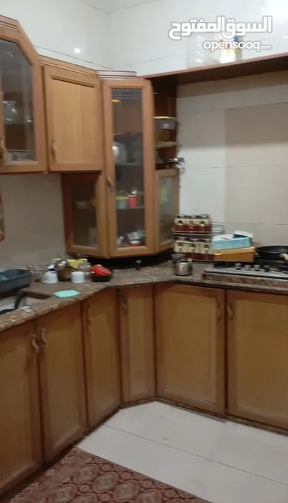 مطبخ المنيوم وخشب زان لون مميز خزائن زجاج ابواب للبيع