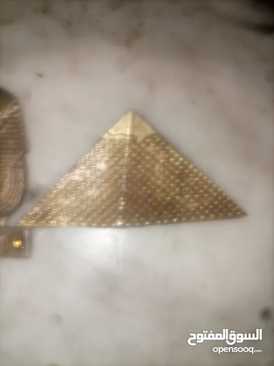 اهرامات بلورية مع اكسسوارات نحاسية