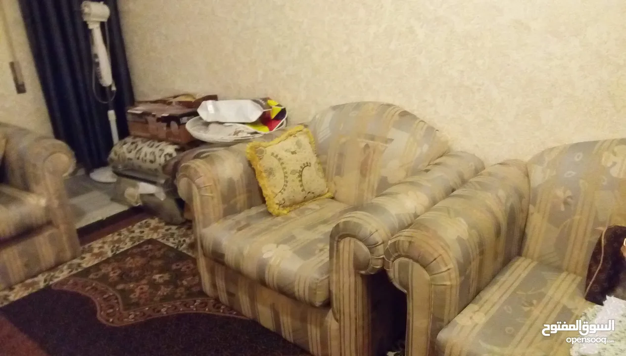 طقم كنب بحالة جيدة جدا للبيع بسعر تشجيعي
