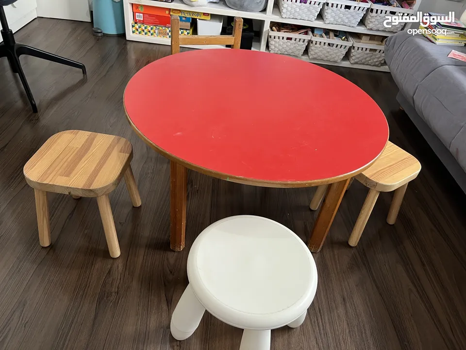 Kid round table with 4 little chairs