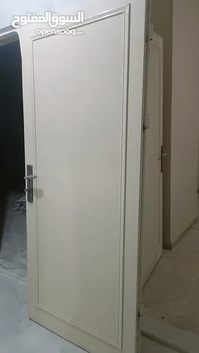 باب خشب نضيف