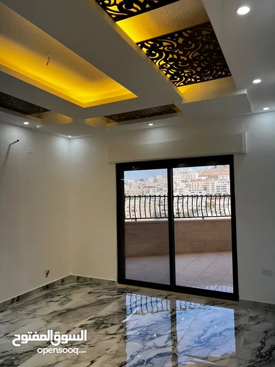 شقة استثمارية  للبيع بسعر مغري مع مطبخ وديكورات خشبية مميزة