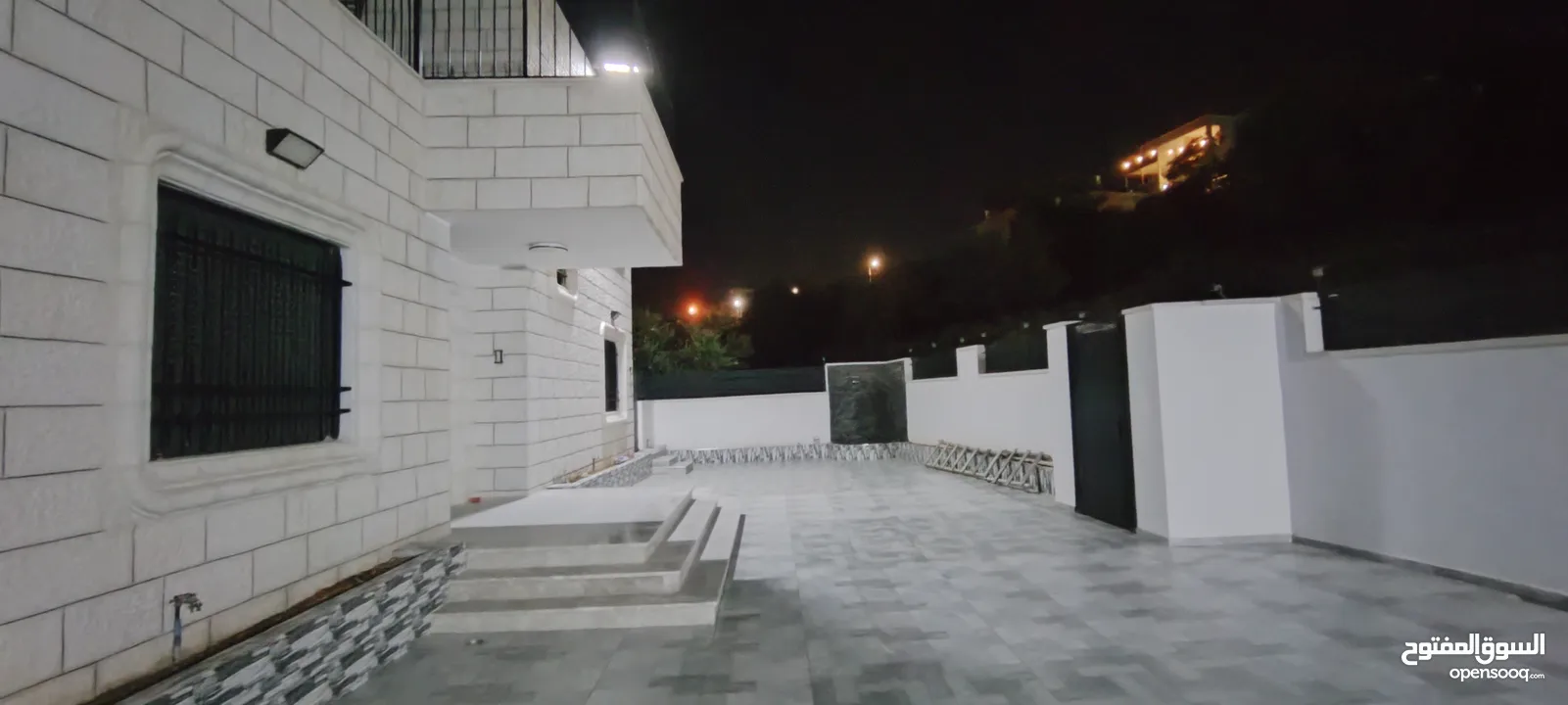 بيت جديد غير مسكون مكون من ثلاث طوابق في المزرعه الغربيه بالقرب من شركة النزيه للبلاط