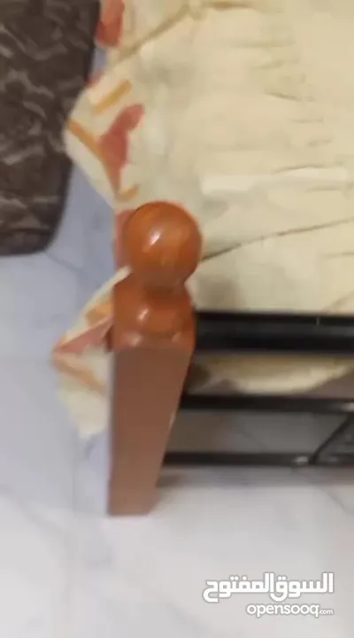 تخت مجوز لشخصين للبيع بحاله جيدة جداً