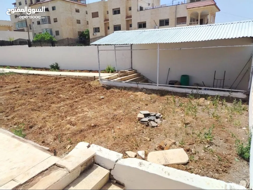 عمارة مع قطعة ارض مفروزة مساحة 1650 متر قطعة الارض قوشان منفصل 750 متر ب ارقى مناطق ابوعلندا