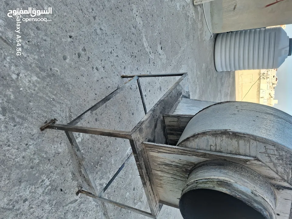 مصعد صناعي نص طن شغال بحاله الوكالة استعمال خفيف/وتربين إيطالي 10حصان بحاله جيدة.