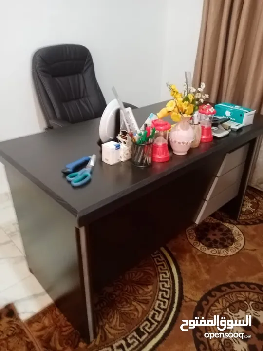 كرسي مدير ومكتب وخزانة