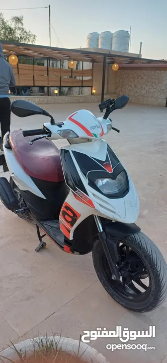 سكوتر بريليا للبيع مرخص لغاية شهر 2 للبيع بسبب عدم اتفرغ  بسعر 700 بحالة الوكاله  لون ابيض خالي من