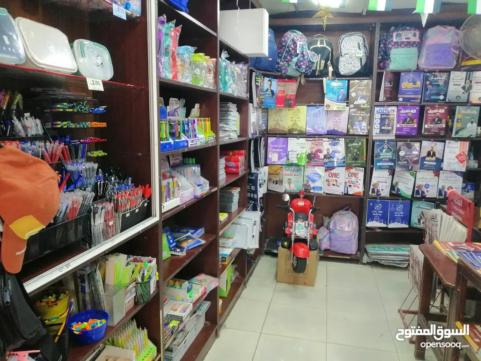مكتبة للبيع قرطاسية والعاب وتوجيهي تعمل بشكل جيد شارع حيوي قائمة ولها سمعتها بالمنطقة ولها زبونها
